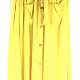 Żółta, długa spódnica z guzikami i kieszeniami, dostępna w ofercie odzieży używanej w Sanoku.