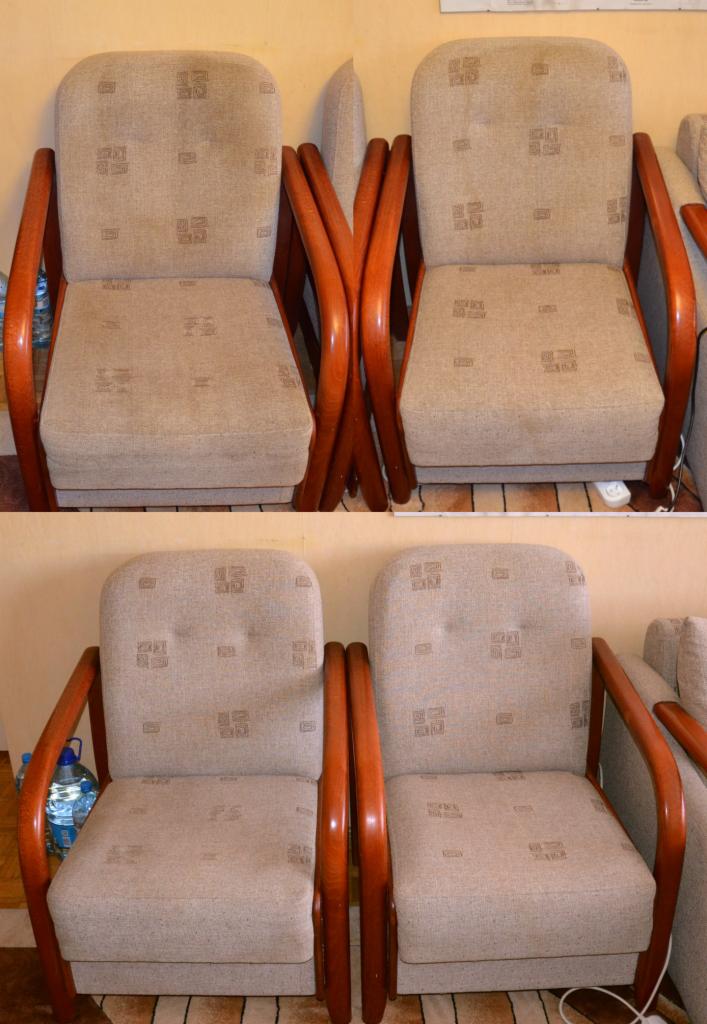 Dwa fotele z drewnianymi podłokietnikami i beżową tapicerką z geometrycznym wzorem, ustawione obok siebie, widoczne także butelki wody mineralnej w tle.