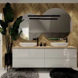 Nowoczesna łazienka z drewnianą ścianą w jodełkę, podwójną umywalką nablatową, okrągłymi lustrami i czarnymi akcentami, w tym armaturą i dywanikami.