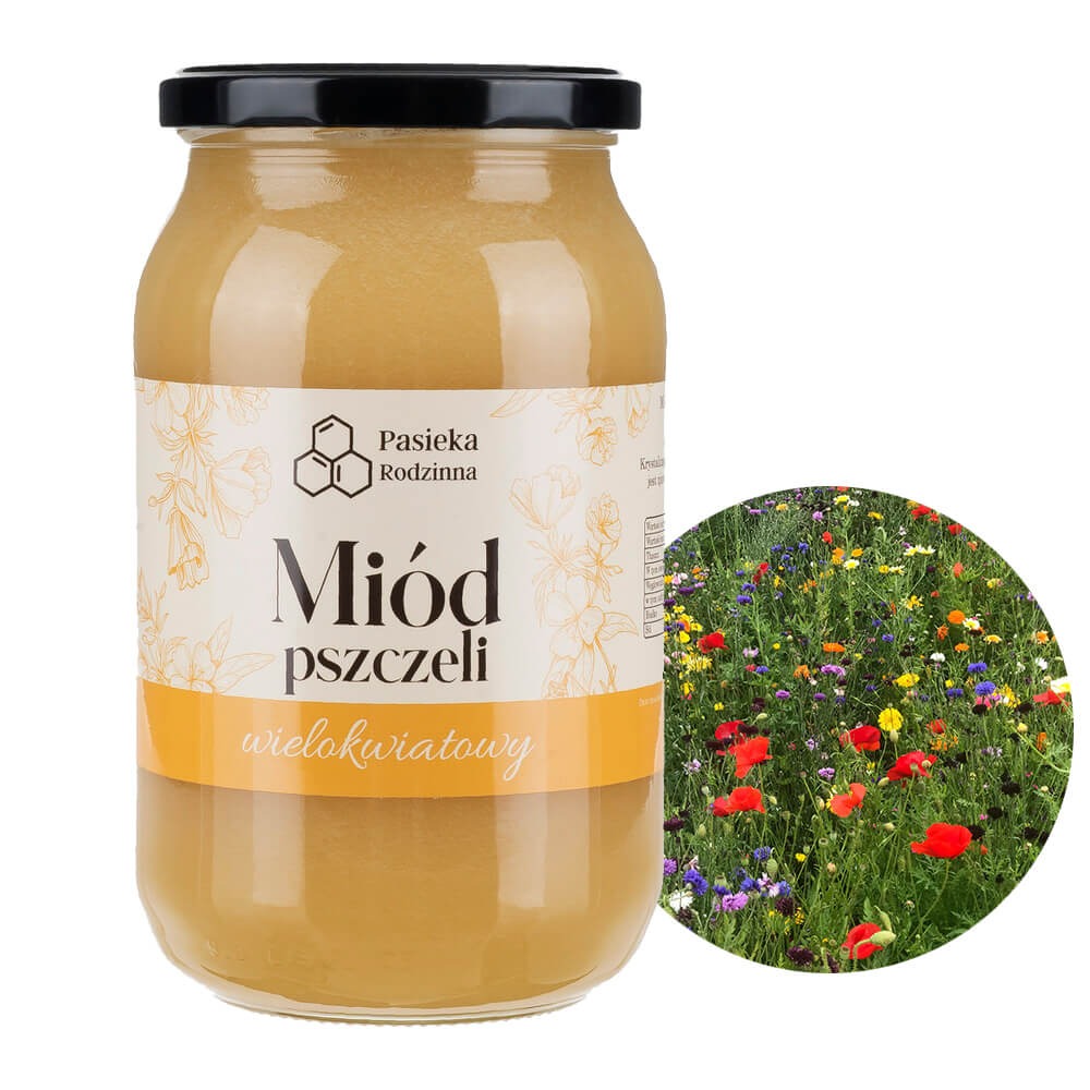 Słoik miodu wielokwiatowego od Pasieki Rodzinnej z naklejką z motywem kwiatowym, na tle okrągłego kadru z łąką pełną różnorodnych kwiatów.