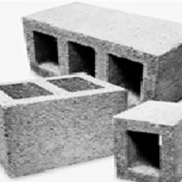 Trzy betonowe bloczki o różnej wielkości i liczbie otworów, ustawione na jasnym tle, w czarno-białej tonacji.