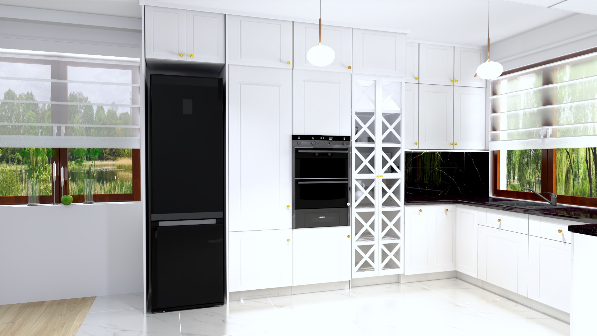 Nowoczesna, biała kuchnia z czarnym sprzętem AGD: lodówka side-by-side i piekarnik w zabudowie. Okno z widokiem na zieleń za oknem, przeszklona szafka z dekoracyjnymi krzyżami, marmurowa podłoga.