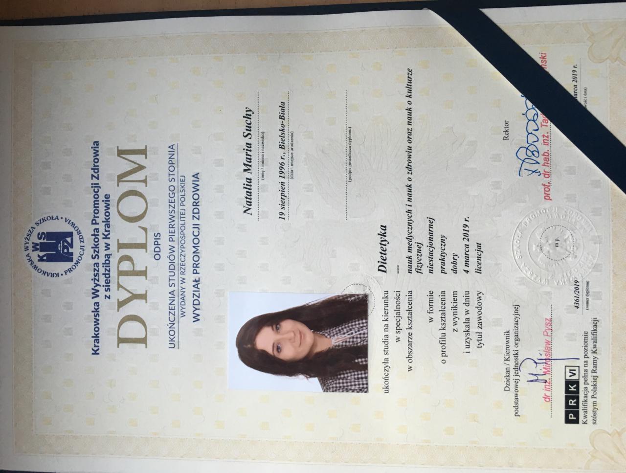 Skan dyplomu ukończenia studiów na kierunku Dietetyka, imię i nazwisko absolwenta: Natalia Maria Suchy, data wydania: 4 marca 2019, uczelnia: Krakowska Wyższa Szkoła Promocji Zdrowia.