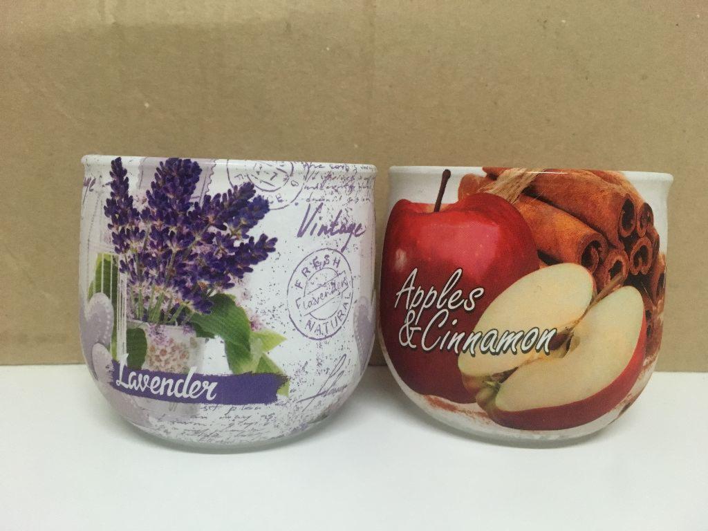 Dwa ceramiczne kubki z nadrukami: lawenda w stylu vintage oraz jabłka z cynamonem. Jeden kubek z fioletową lawendą i napisem 'Lavender', drugi z czerwonym jabłkiem, cynamonem i napisem 'Apples &...