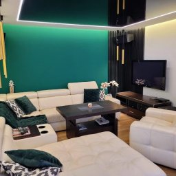 Tembo Remonty Artur Dębski - Wykończenie salonu - wykonanie zabudów dekoracyjnych z oświetleniem led i rozpięciem sufitu napinanego pośrodku