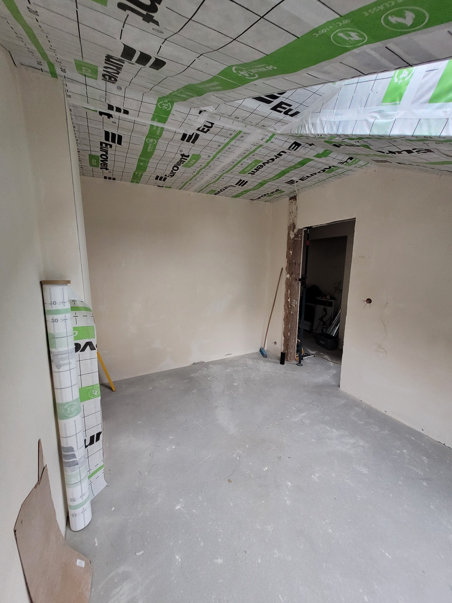 Wykonanie Zabudowy poddasza na wełnie skalnej z użyciem paroizolacji o zmiennym współczynniku oporu dyfuzyjnego.