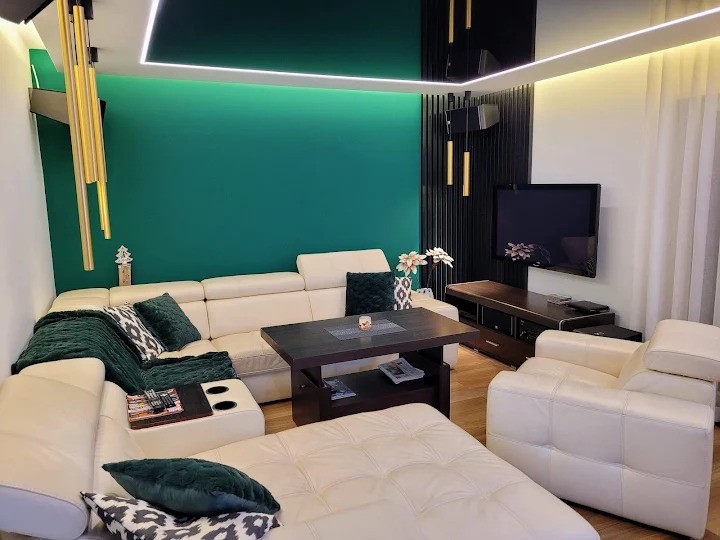 Wykończenie salonu - wykonanie zabudów dekoracyjnych z oświetleniem led i rozpięciem sufitu napinanego pośrodku