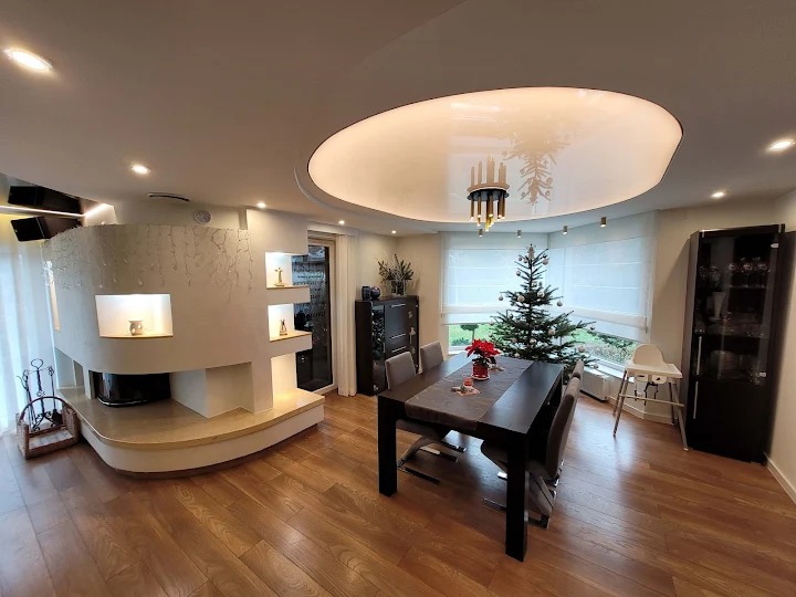 Remont salonu z wykonaiem podwieszanego sufitu z podświetleniem