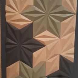 TRADING sp. z o.o. - Dekoracyjne panele korkowe 3D w odcieniach brązu, zieleni i czerni, tworzące geometryczny wzór gwiazdy, prezentowane w Warszawie, z widocznym logo producenta 'CORKBEE' u góry.