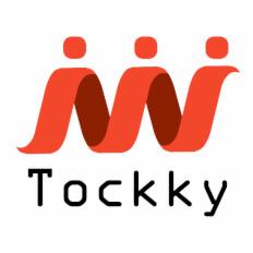 Pomarańczowe logo firmy Tockky przedstawiające stylizowaną wstęgę z trzema okrągłymi elementami u góry, umieszczone nad nazwą firmy napisaną czcionką bezszeryfową.