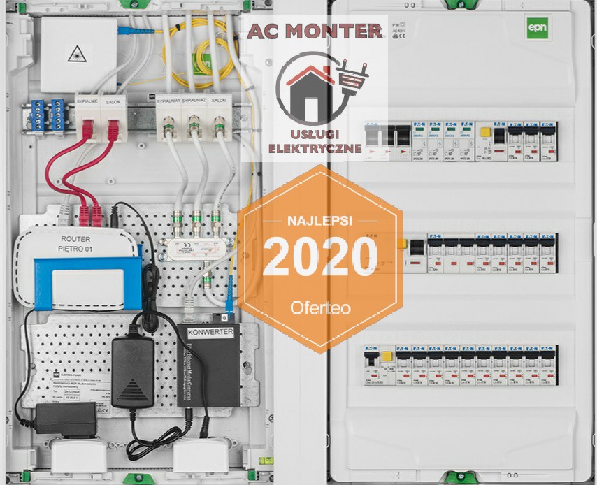 Rozdzielnia elektryczna w obudowie z routerem, konwerterem i okablowaniem, widoczne zabezpieczenia i przyłącza światłowodowe, naklejka 'Najlepsi 2020 Oferteo', logo firmy AC MONTER i EPN.
