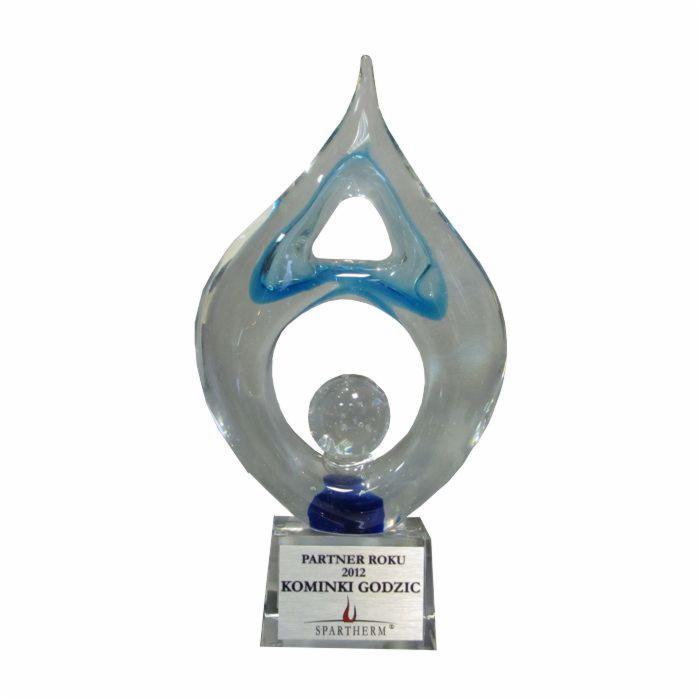 Szklana statuetka Partner Roku 2012 dla firmy Kominki Godzic, z logo Spartherm na podstawie.