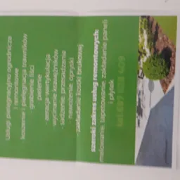 Ulotka firmy Kris-Rem z ofertą usług pielęgnacji ogrodów, remontów i układania kostki brukowej. Widoczny fragment ogrodu z kostką.