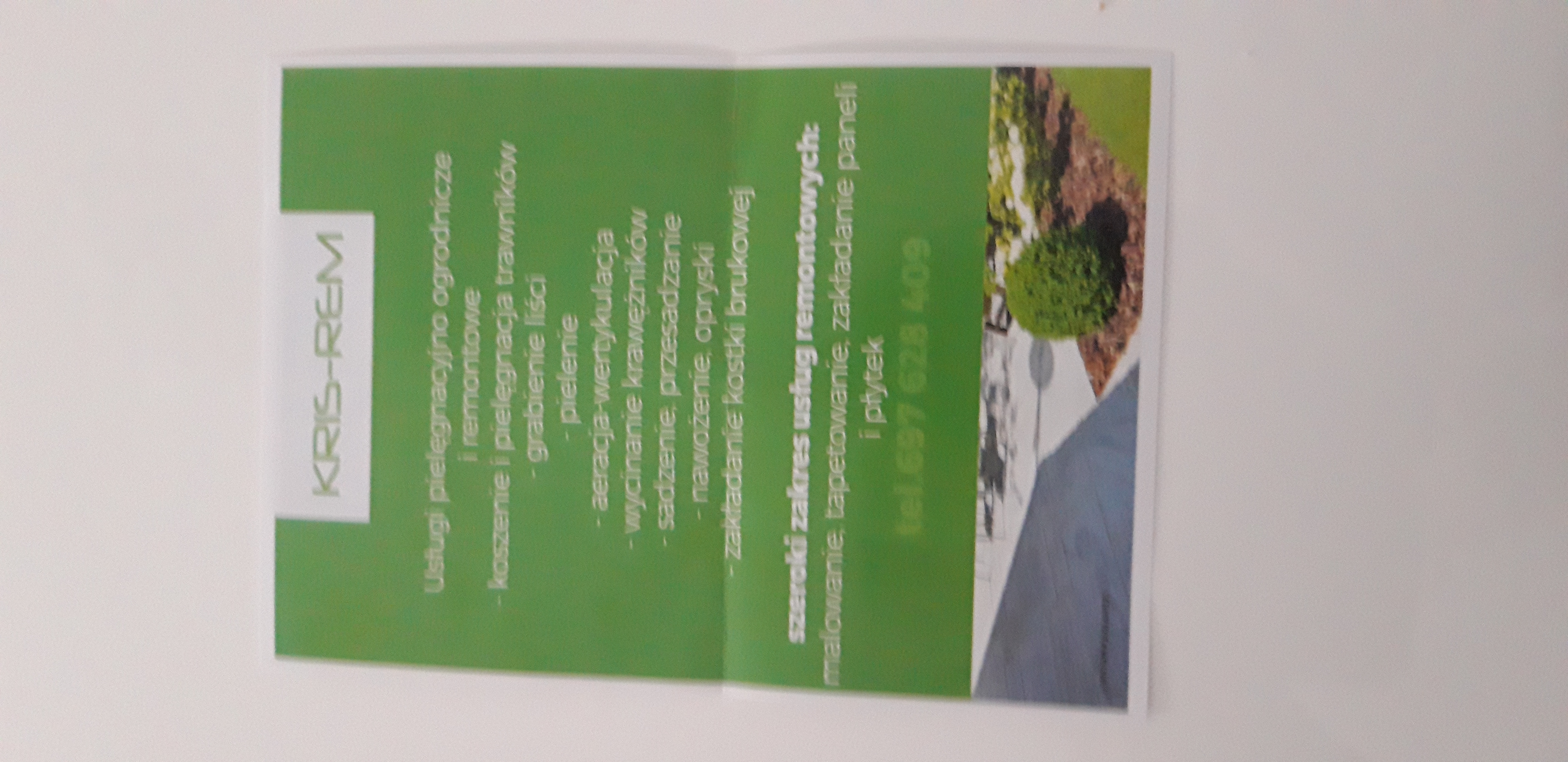 Ulotka firmy Kris-Rem z ofertą usług pielęgnacji ogrodów, remontów i układania kostki brukowej. Widoczny fragment ogrodu z kostką.