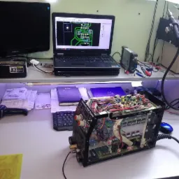 Otwarta obudowa spawarki TIG Viper 185P Digital w trakcie diagnostyki na warsztacie, z widoczną elektroniką, laptopem z schematem i narzędziami.