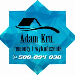 Logo firmy Adam Kru. remonty i wykończenia, przedstawiające stylizowany dom na tle geometrycznego, błękitnego kształtu i numer telefonu.