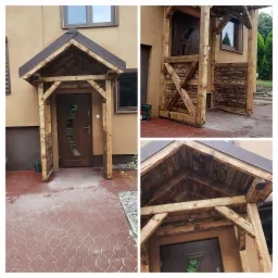 Zadaszenie i ganek z drewna nad wejściem do domu