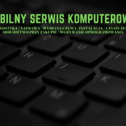 Zbliżenie na klawiaturę komputera z zielonym napisem 'Mobilny Serwis Komputerowy' i listą usług: diagnostyka, naprawa, wymiana części, instalacja, czyszczenie, doradztwo przy zakupie, wgrywanie...