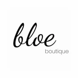 Eleganckie logo 'bloe boutique' w czerni, z kaligraficznym napisem 'bloe' nad słowem 'boutique' w prostszej czcionce, na białym tle.