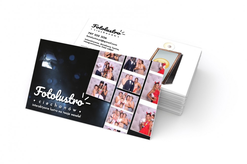 Stos wizytówek i ulotek reklamowych firmy Fotolustro z Ciechanowa, specjalizującej się w interaktywnych lustrach na wesela, prezentujących przykładowe zdjęcia z fotobudki.