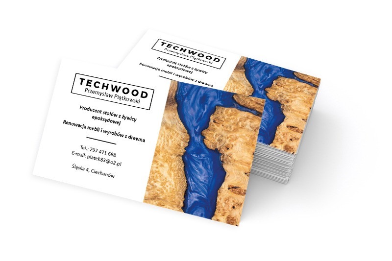 Stos wizytówek firmy Techwood, producenta stołów z żywicy epoksydowej i renowatora mebli drewnianych, z motywem przekroju drewna z żywicą epoksydową w kolorze głębokiego błękitu.