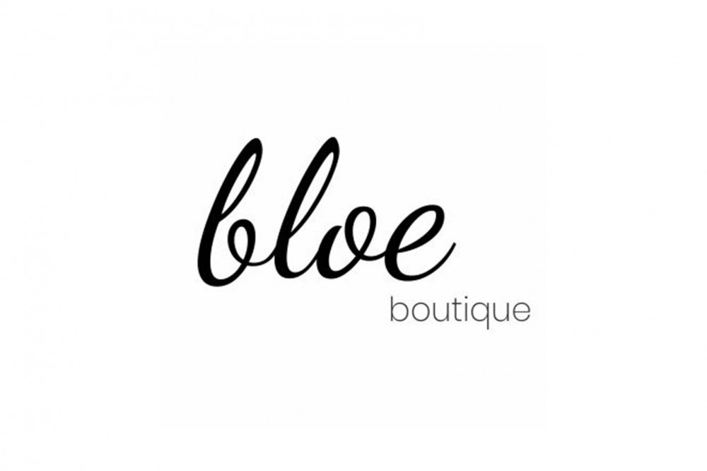 Eleganckie logo 'bloe boutique' w czerni, z kaligraficznym napisem 'bloe' nad słowem 'boutique' w prostszej czcionce, na białym tle.