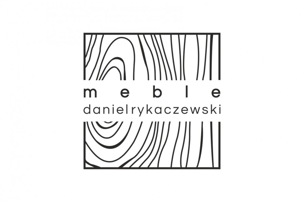 Minimalistyczne logo firmy meblarskiej 'meble danielrykaczewski' z abstrakcyjnym rysunkiem słojów drewna w czarnej ramce na białym tle.