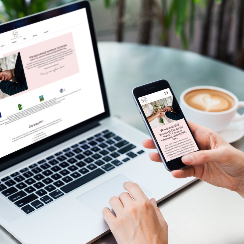 Laptop i smartfon wyświetlają stronę internetową firmy oferującej atrakcje weselne, widoczna filiżanka kawy latte.