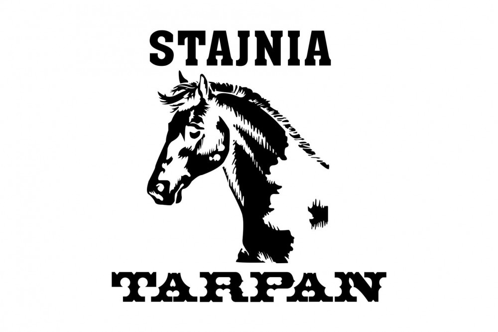 Czarno-białe logo przedstawiające głowę konia z napisem 'STAJNIA' nad nią i 'TARPAN' pod nią, wykonane w stylu western.