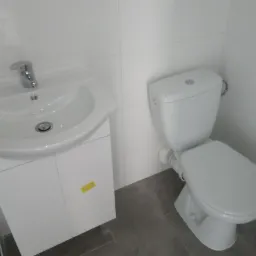 Biały montaż szafki łazienkowej + montaż uywalki, kompaktu z silikonowym uszczelnieniem