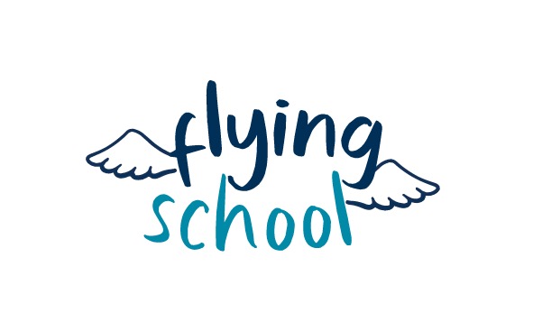 Logo szkoły językowej 'Flying School' z stylizowanymi skrzydłami po bokach napisu, w kolorach ciemnoniebieskim i turkusowym, na białym tle.