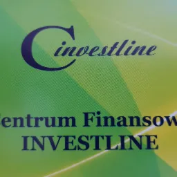 Logo Centrum Finansowego Investline na zielono-żółtym tle z geometrycznym wzorem.
