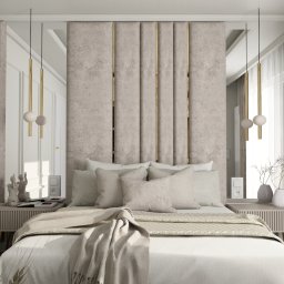 Mudi Agnieszka Kasprzyk - Elegancka sypialnia w beżach: tapicerowane wezgłowie z lustrami, lampy wiszące, tekstylia w odcieniach kremu i beżu, drewniana podłoga, dekoracyjne trawy w wazonie.