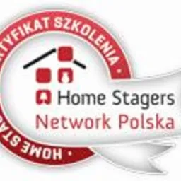 Certyfikat szkolenia Home Stagers Network Polska, czerwono-biała grafika z elementami domu i wstęgą.