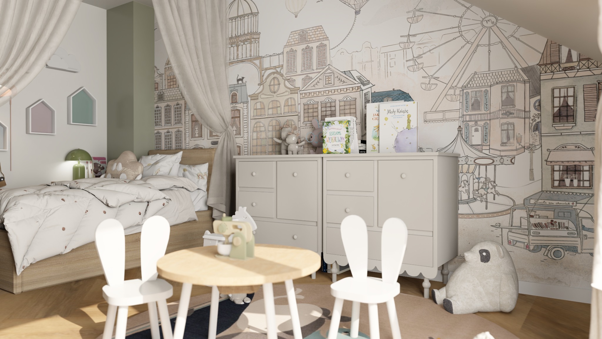 Pokój dziecięcy w pastelowych barwach z tapetą w rysunki miasta, drewnianym łóżkiem i komodą. Na pierwszym planie okrągły stolik i krzesła w kształcie króliczych uszu.