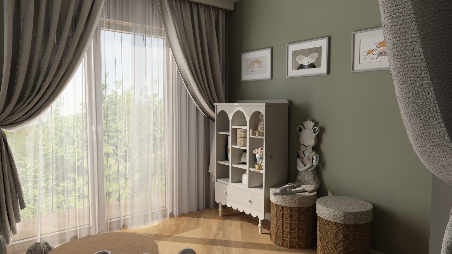 Jasny pokój dziecięcy z oknem, zasłonami, białym regałem z zabawkami i dekoracjami ściennymi. Stonowana kolorystyka i naturalne światło.