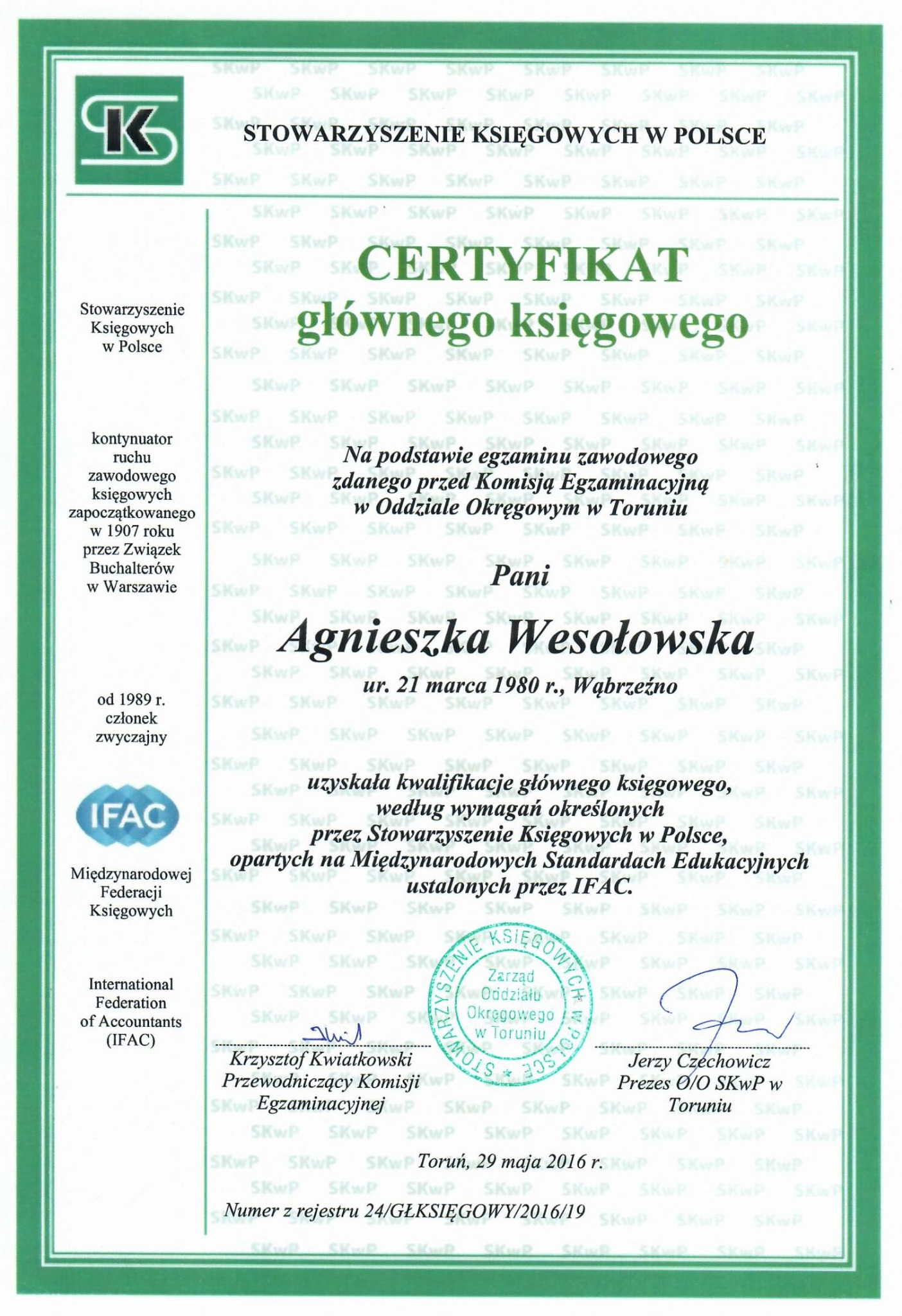 Certyfikat głównego księgowego Stowarzyszenia Księgowych w Polsce dla Agnieszki Wesołowskiej z 29 maja 2016. Dokument z pieczęciami i podpisami.
