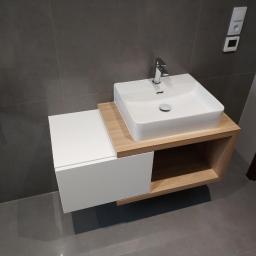 Awan Meble - Nowoczesna łazienka z wiszącą szafką pod umywalkę, biały front szuflady, blat z jasnego drewna, prostokątna umywalka nablatowa i chromowana bateria.