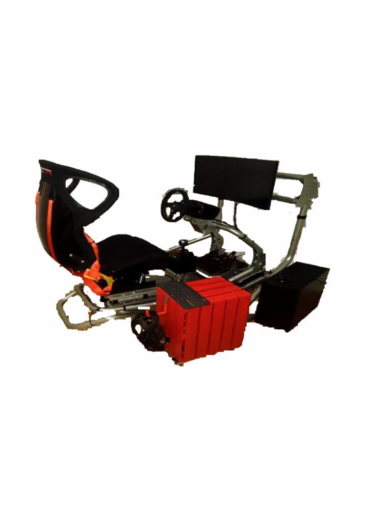 Symulator wyścigowy z fotelem kubełkowym, kierownicą, pedałami, skrzynią biegów i monitorem, umieszczony na metalowej konstrukcji, z dodatkowym czerwonym modułem na akcesoria i czarnym modułem...