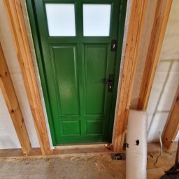Drzwi do domu drewnanego