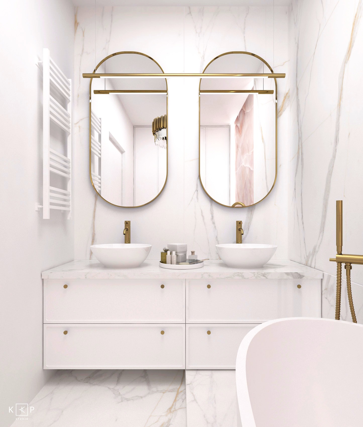 Elegancka łazienka w bieli i złocie: podwójna umywalka nablatowa, złote baterie, owalne lustra w złotej ramie, marmurowe płytki na ścianach i podłodze, biała drabinka na ręczniki, widoczny fragment...