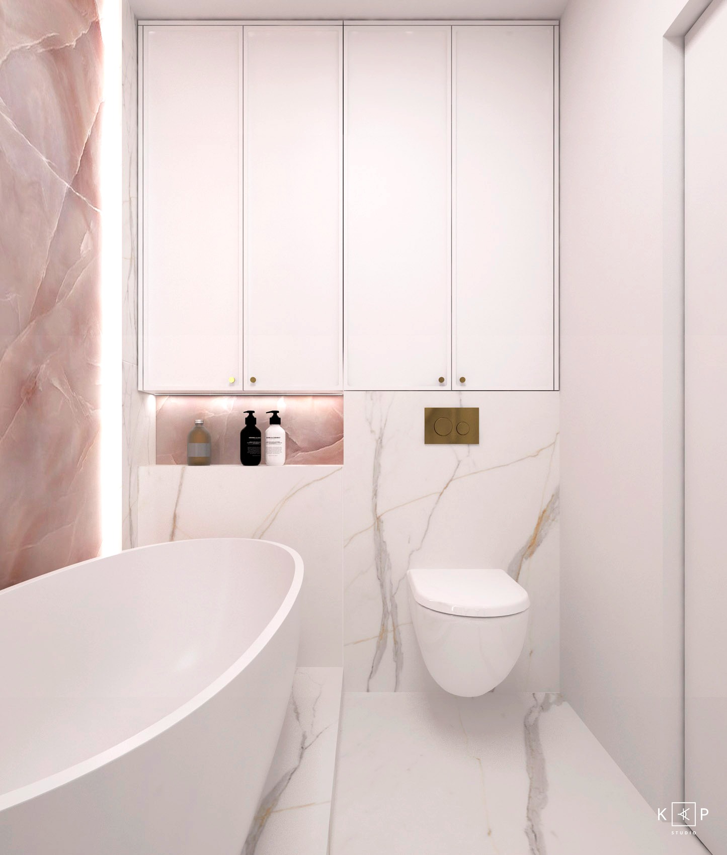 Elegancka łazienka w bieli i różu: wolnostojąca wanna, podwieszana toaleta, marmurowe płytki z złotymi żyłkami, białe szafki z złotymi uchwytami, oświetlona nisza z kosmetykami.