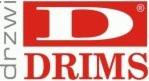 Czerwone logo firmy DRIMS z dużą literą 'D' na białym tle, obok pionowy napis 'prZwi'