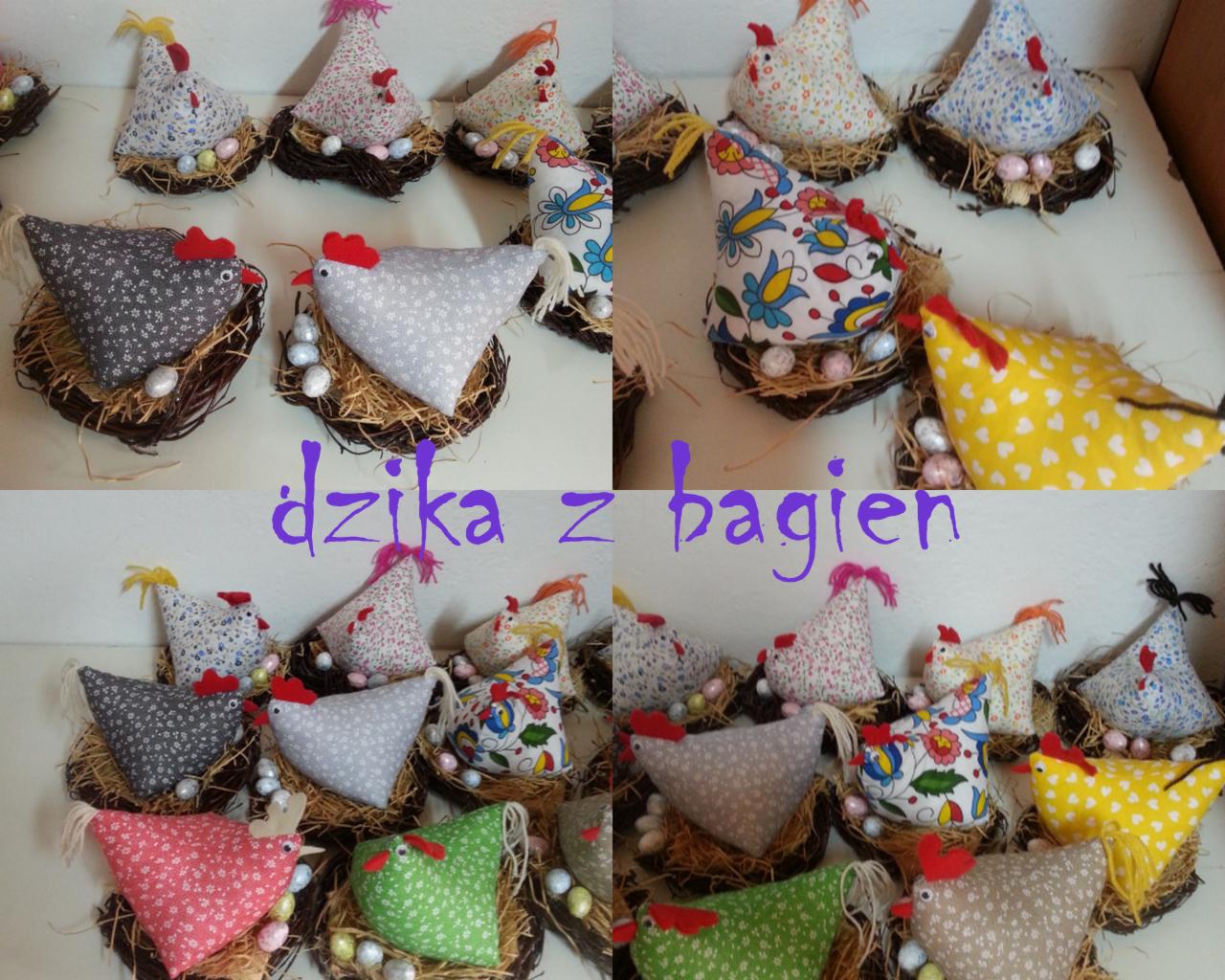 Ręcznie szyte, kolorowe kurki wielkanocne z materiałów w różne wzory, umieszczone w małych gniazdkach z sianka i ozdobnych jajek, prezentowane w galerii szwalni.