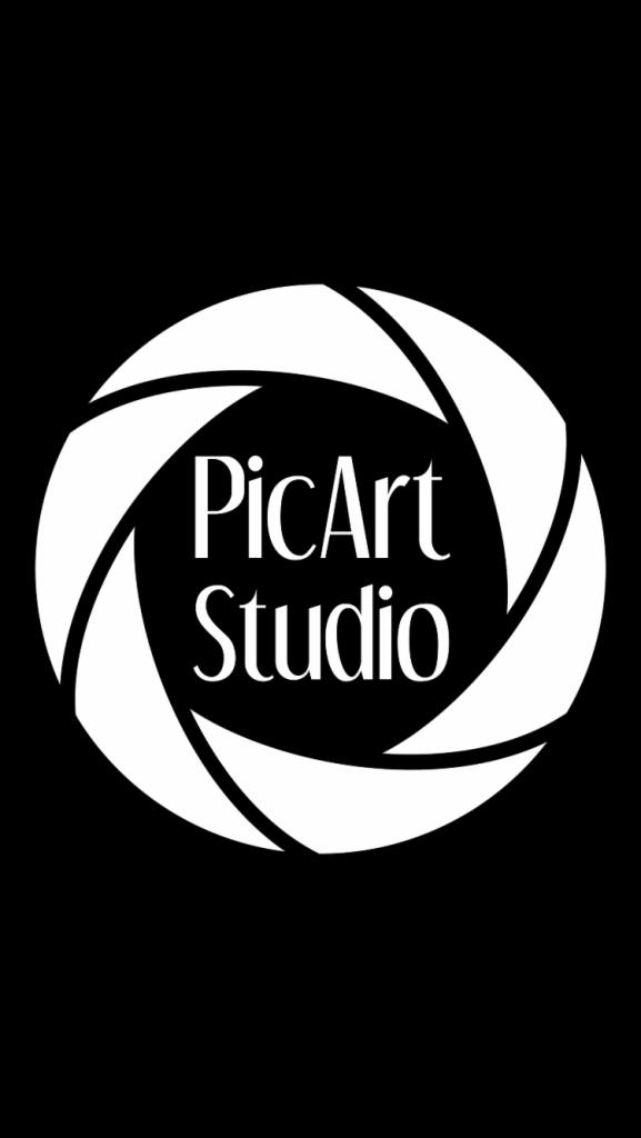Białe logo PicArt Studio na czarnym tle, stylizowane na przysłonę aparatu.
