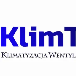 Logo firmy KlimTeam z Elbląga, oferującej usługi w zakresie klimatyzacji, wentylacji i chłodnictwa. Logo przedstawia stylizowany, niebieski sześciokąt oraz nazwę firmy w kolorze niebieskim i czarnym.