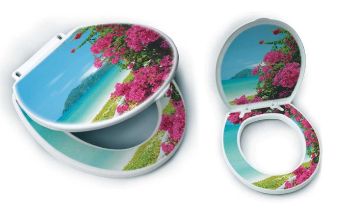 Dwa białe, plastikowe sedesy z nadrukowanym motywem tropikalnej plaży z różowymi kwiatami bugenwilli, prezentowane na białym tle.