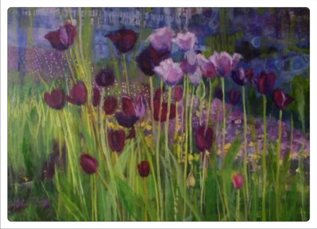 Abstrakcyjna akwarela przedstawiająca pole tulipanów w odcieniach fioletu i zieleni, z rozmytym tłem sugerującym wodę lub niebo.