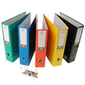 Rząd kolorowych segregatorów biurowych (zielony, niebieski, czerwony, żółty, czarny) ustawionych pionowo na białym tle, z mechanizmem segregatora leżącym przed nimi.