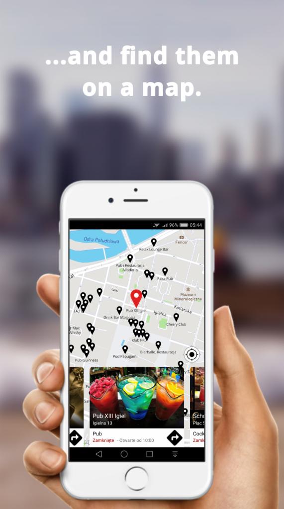 Smartfon w dłoni wyświetla mapę z zaznaczonymi punktami gastronomicznymi, w dolnej części ekranu widoczne zdjęcia kolorowych drinków z Pubu XIII Igiel.